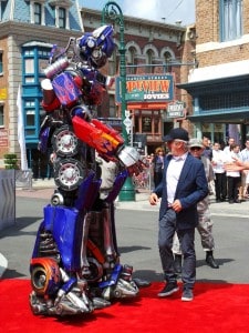 Steven Spielberg con Optimus Prime en inauguración  Transformers The Ride