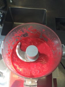 Preparación de salsa de frambuesas en licuadora