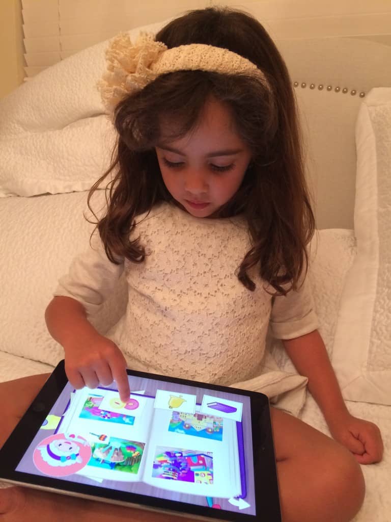 Niña juega con app en tablet
