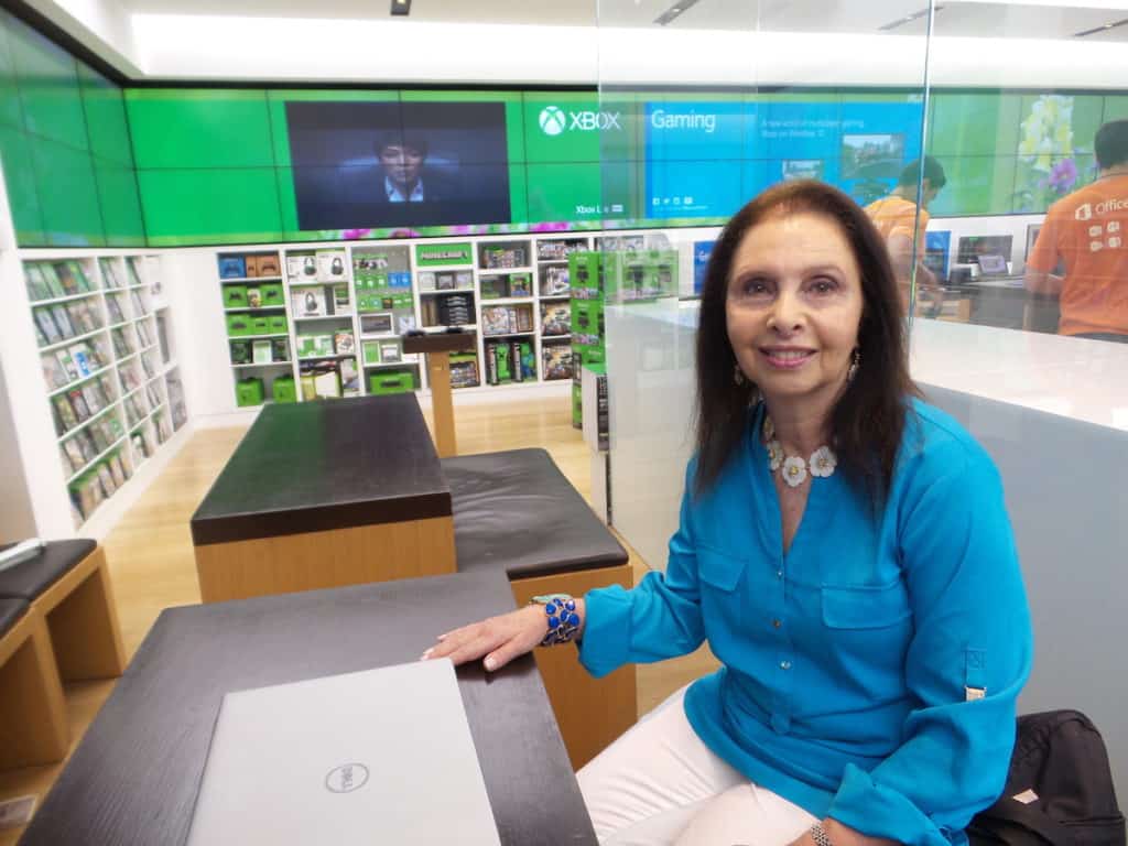 Abuela latina en tienda Microsoft pierde miedo a tecnología