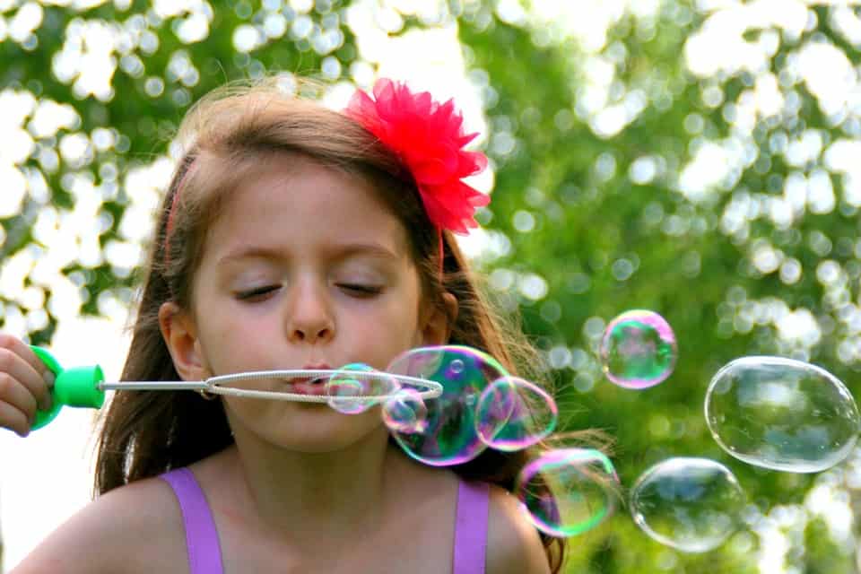 Soplar burbujas o pompas de jabón es una actividad gratuita que puedes hacer con tus hijos