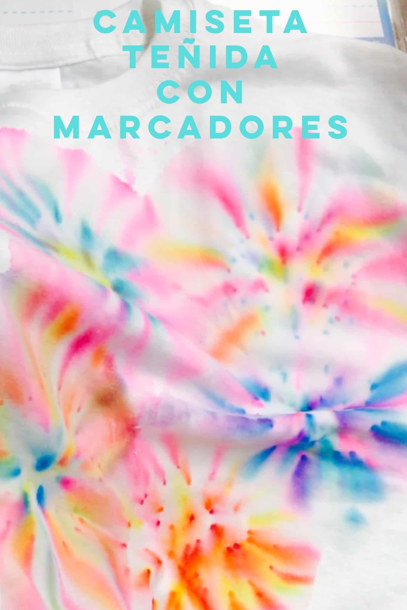 Si buscas una actividad colorida, divertida y fácil de hacer, te encantarán estas camisetas tie-dye que puedes teñir con plumones o marcadores y alcohol.