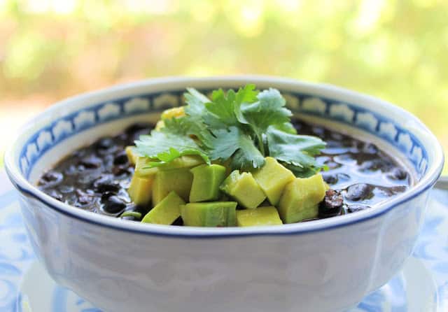 sopa de frijoles negros, recetas para celebrar el mes de la hispanidad