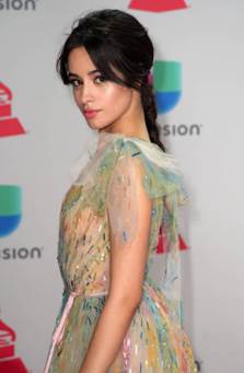 Camila Cabello maquillaje en los Latin Grammy