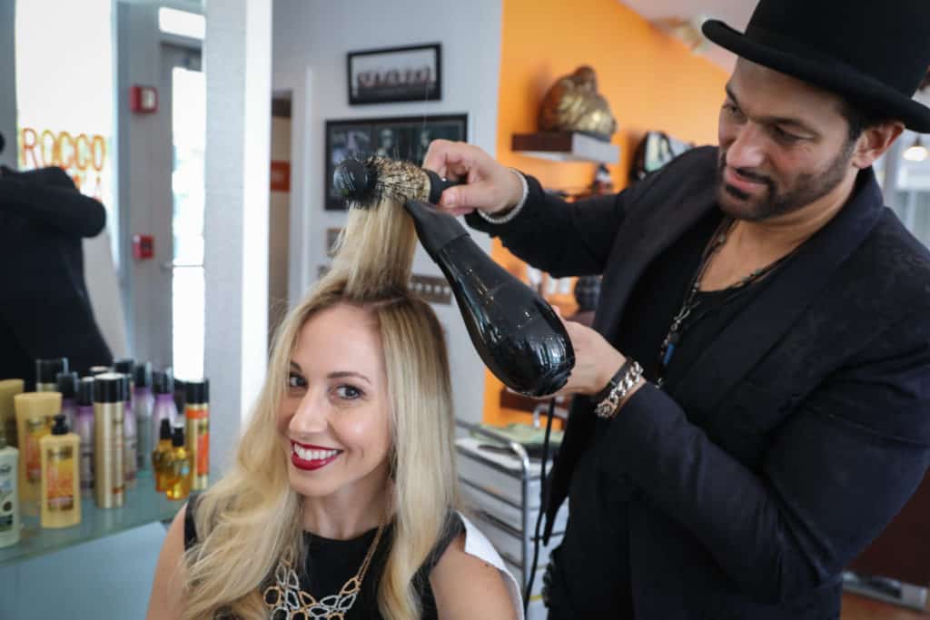 Aprende cómo lucir el pelo lacio por días sin frizz. El famoso estilista Leo Rocco te da sus mejores consejos cuando te alisas el cabello o haces un blow dry.