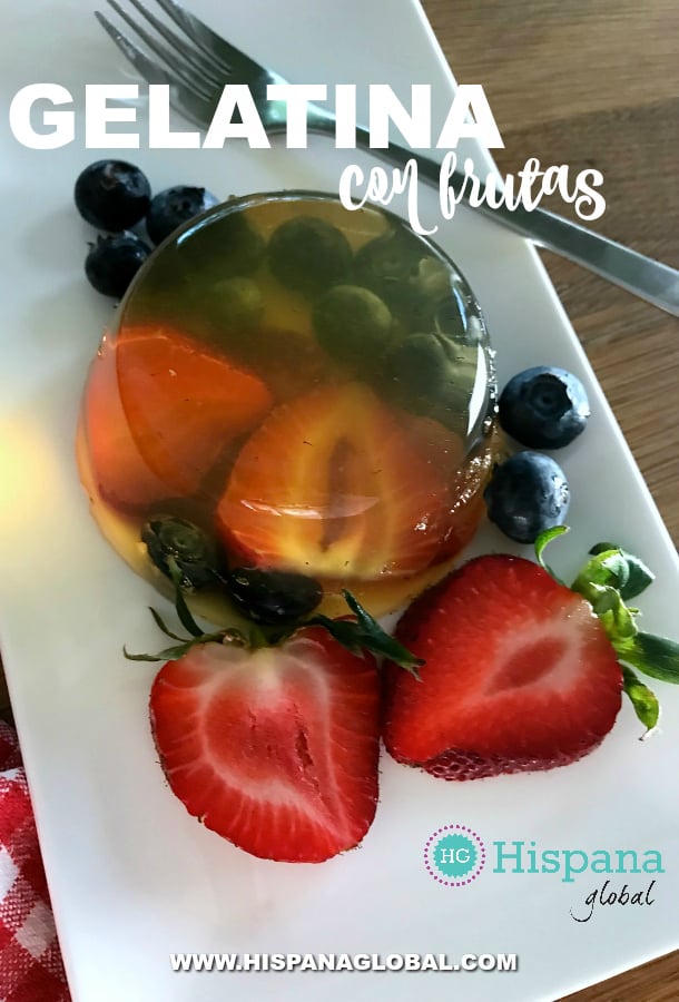 Esta deliciosa gelatina con frutas está hecha con jugo de frutas y frutas de verdad. Además es un postre o una merienda fácil de preparar. 