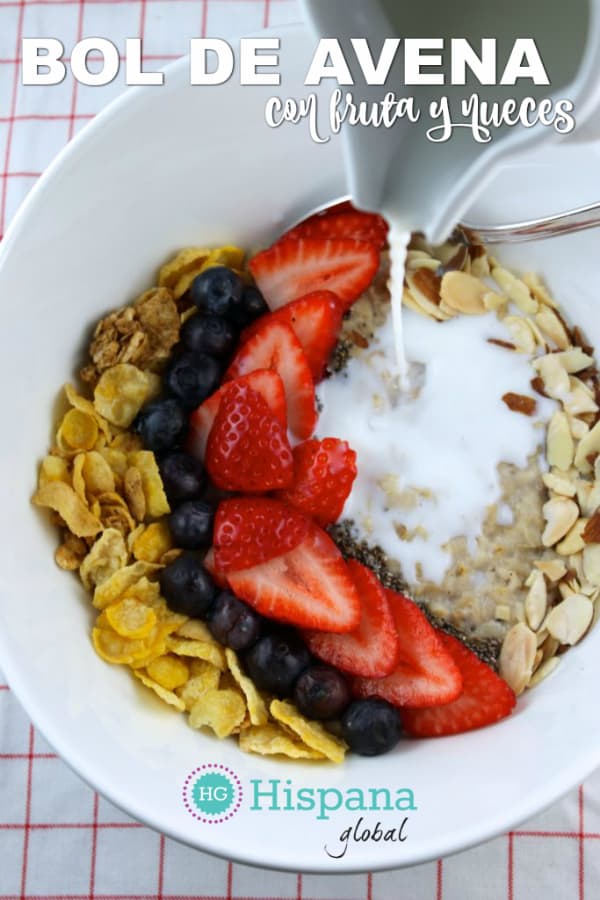 Inspirado es los smoothie bowls, este delicioso bol de avena y fruta con nueces es tan fácil de preparar como nutritivo. Haz clic para ver la receta de este desayuno.
