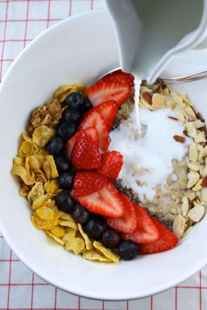 Inspirado es los smoothie bowls, este delicioso bol de avena y fruta con nueces es tan fácil de preparar como nutritivo. Haz clic para ver la receta de este desayuno.
