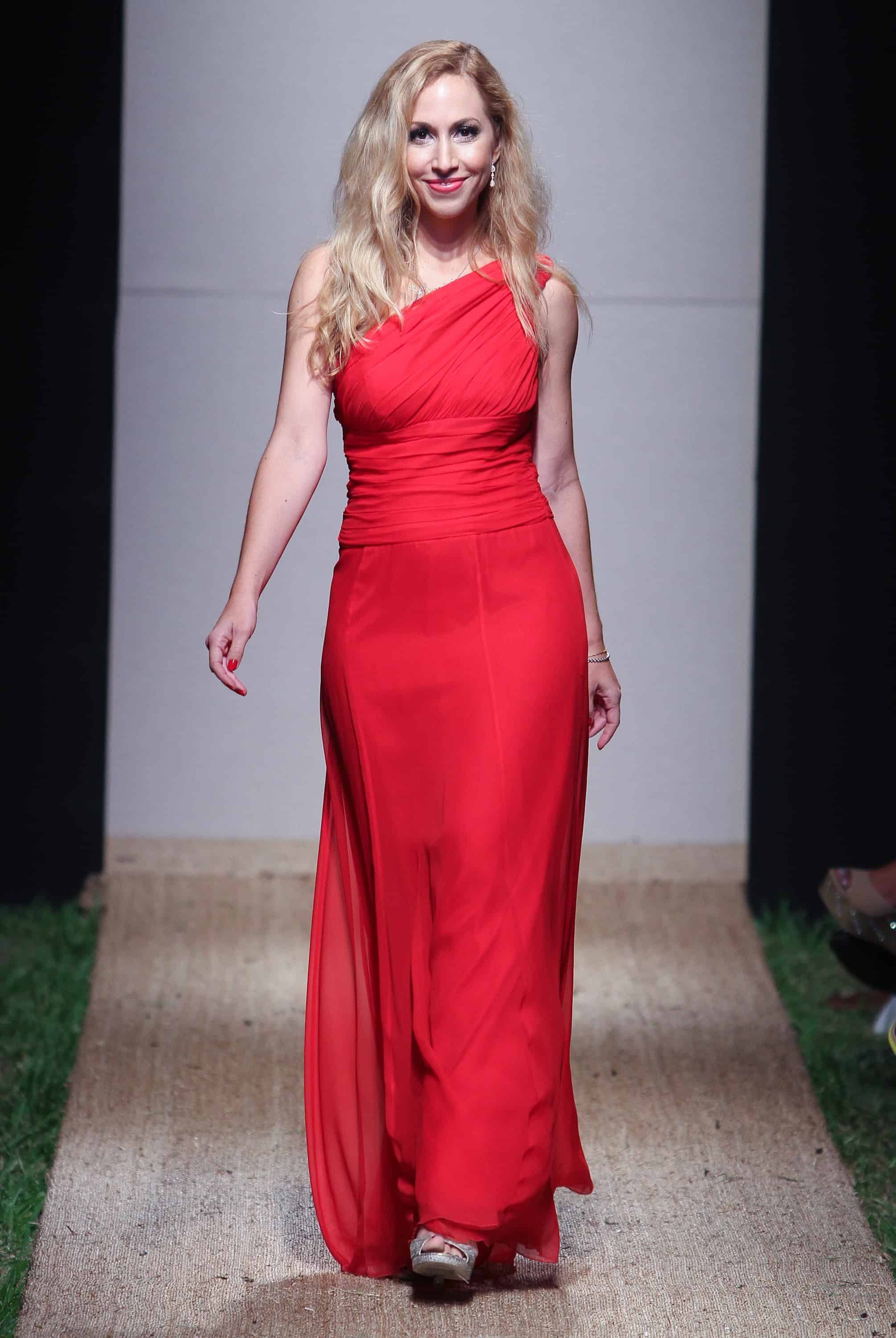 Jeannette Kaplun en Red Dress Fashion Show