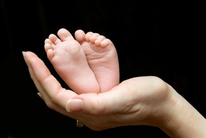 Madre y los pies de su bebé