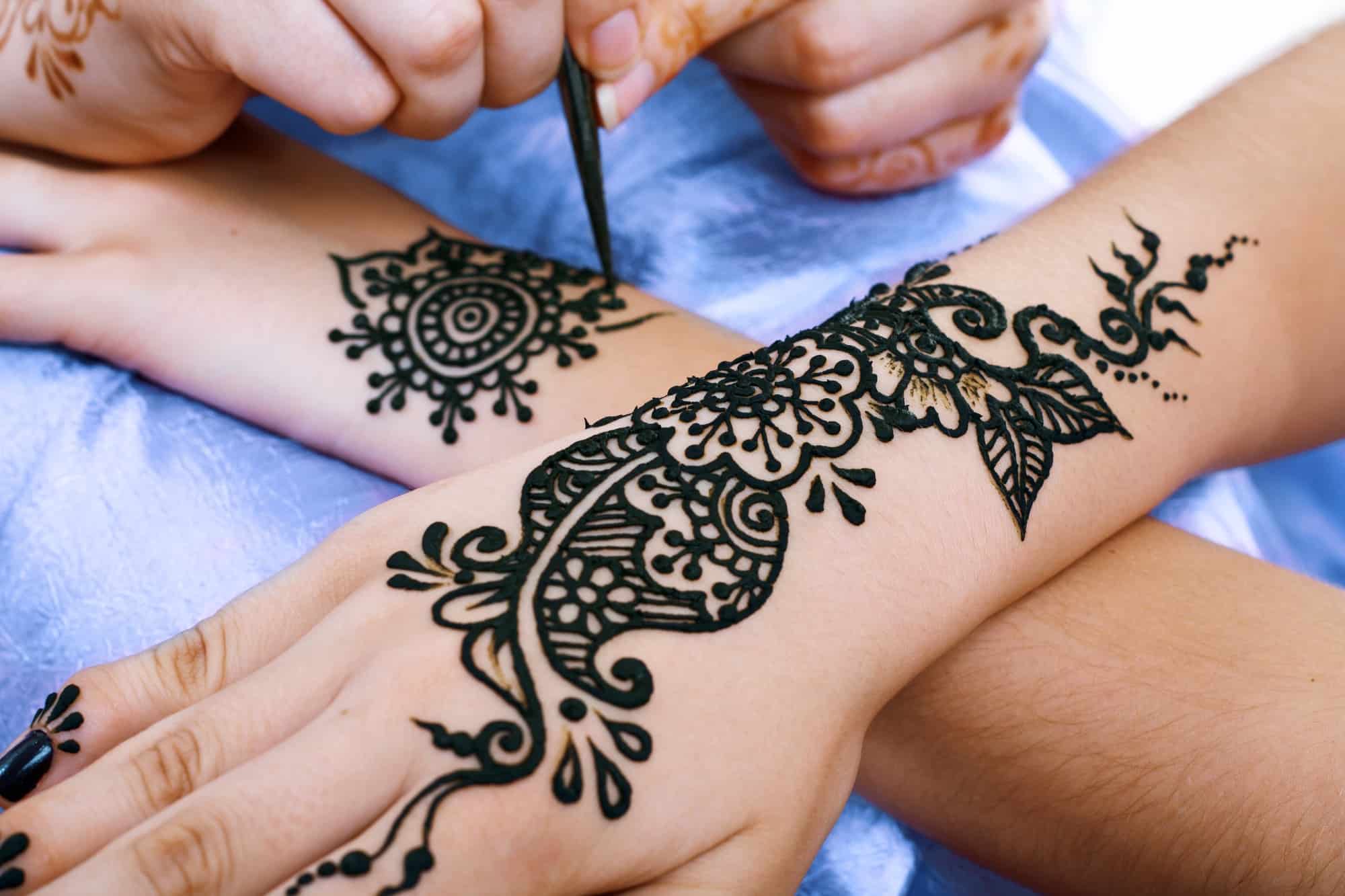 Cuidado con los tatuajes de henna negra