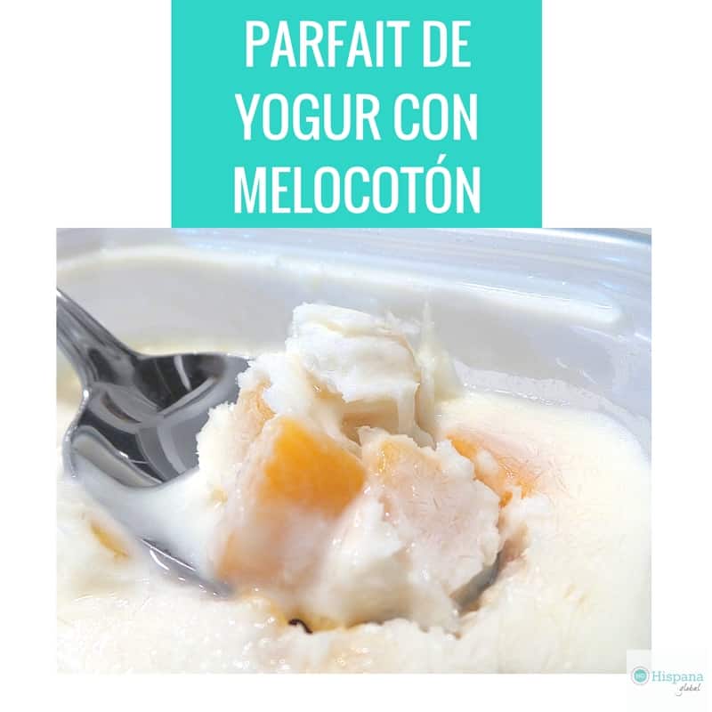 Merienda saludable: parfait de yogur con duraznos o melocotones
