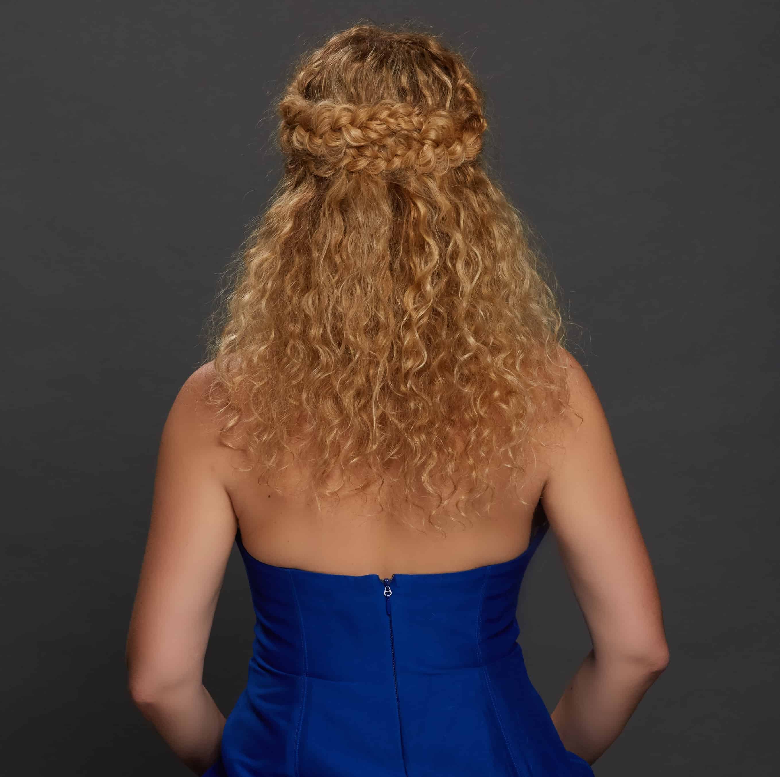 Tutorial: Peinado para cabello rizado inspirado en NYFW