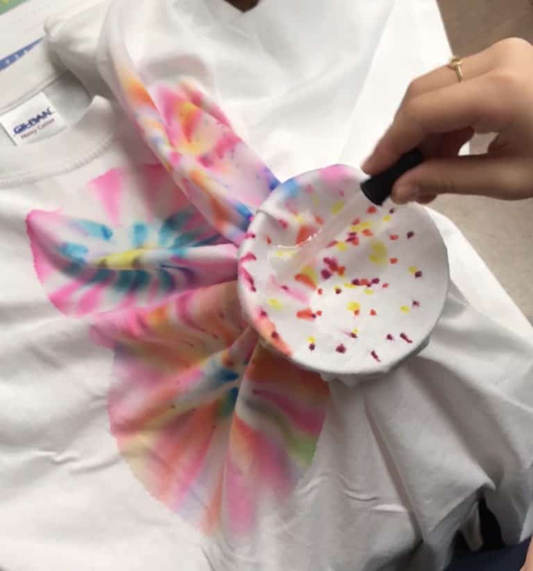 Cómo teñir camisetas tie-dye con marcadores y alcohol