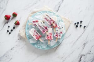 Paletas refrescantes con coco y berries
