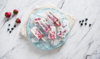 Paletas refrescantes con coco y berries