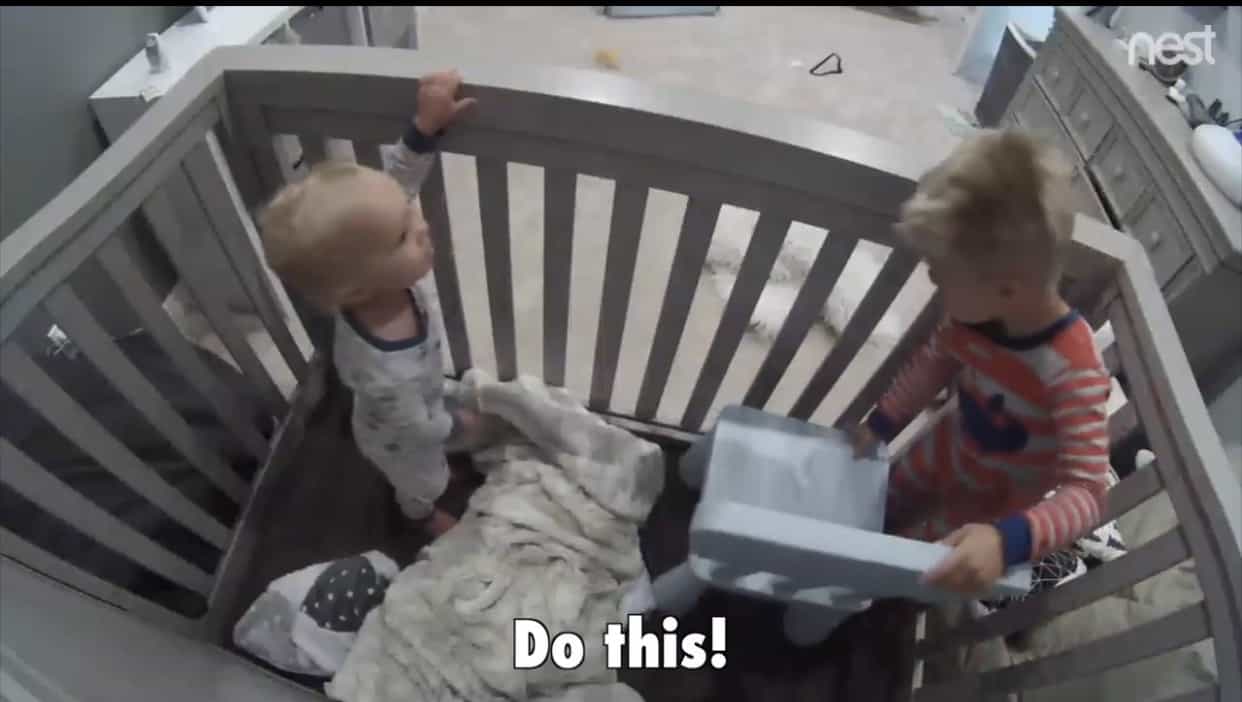 Mira cómo un niño le enseña a su hermanito a escaparse de su cuna