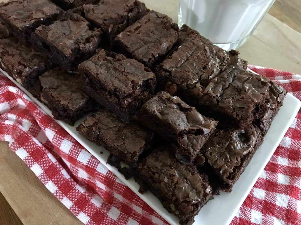 Estos brownies con nueces son tan deliciosos como fáciles de hacer. Puedes servirlos en el desayuno, merienda y como postre. Haz clic para ver la receta.
