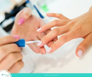 Una famosa manicurista da sus mejores consejos para mantener las uñas saludables cuando la temperatura baja y además que no se pelen, ni se rompan.