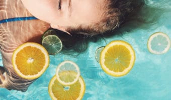 Cómo usar la vitamina C para cuidar tu piel y hacerla lucir radiante