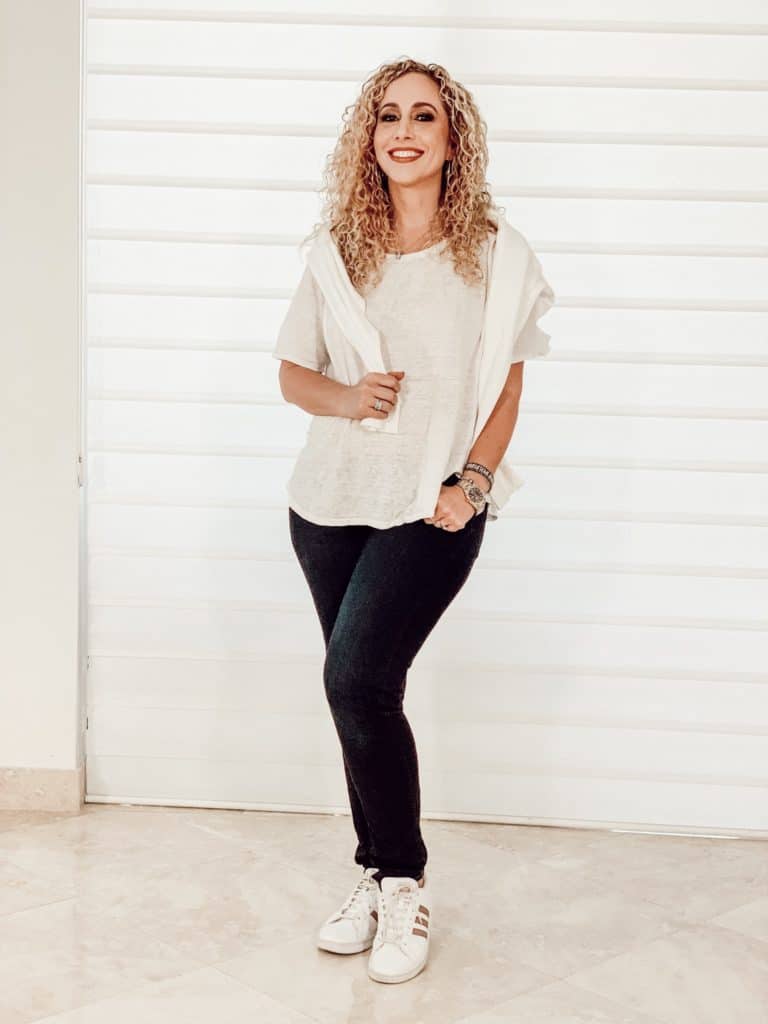 How to style a white t-shirt in a casual and comfy look