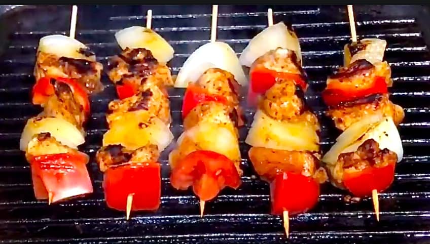 Estos kebabs, anticuchos o brochetas de pollo son la delicia de grandes y chicos. Haz clic para la receta