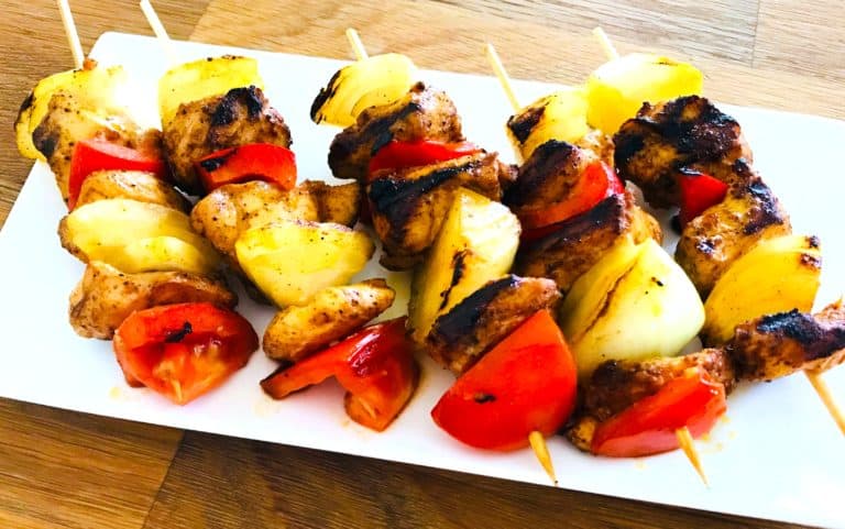Rica receta de brochetas de pollo asado