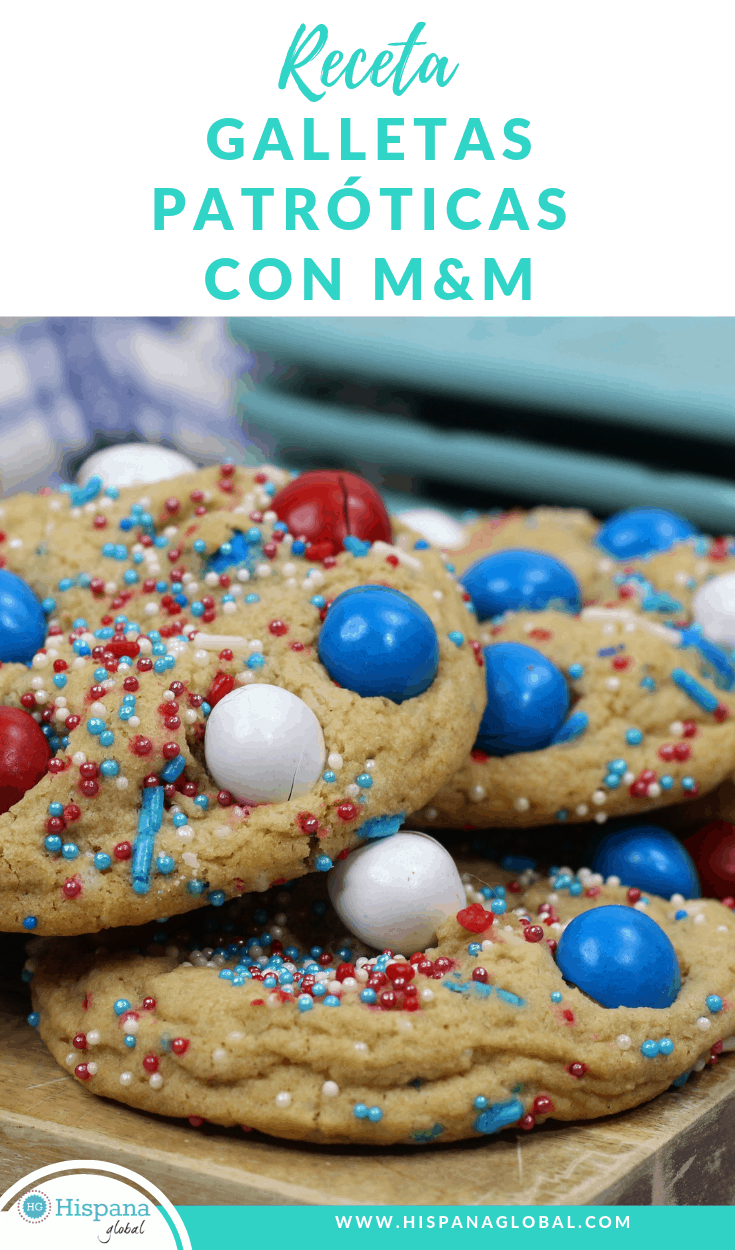 Estas deliciosas galletas son la forma más dulce de celebrar el 4 de julio o cualquier otra fiesta con colores típicos. ¡Los M&Ms o chocolates de colores las hacen irresistibles!
