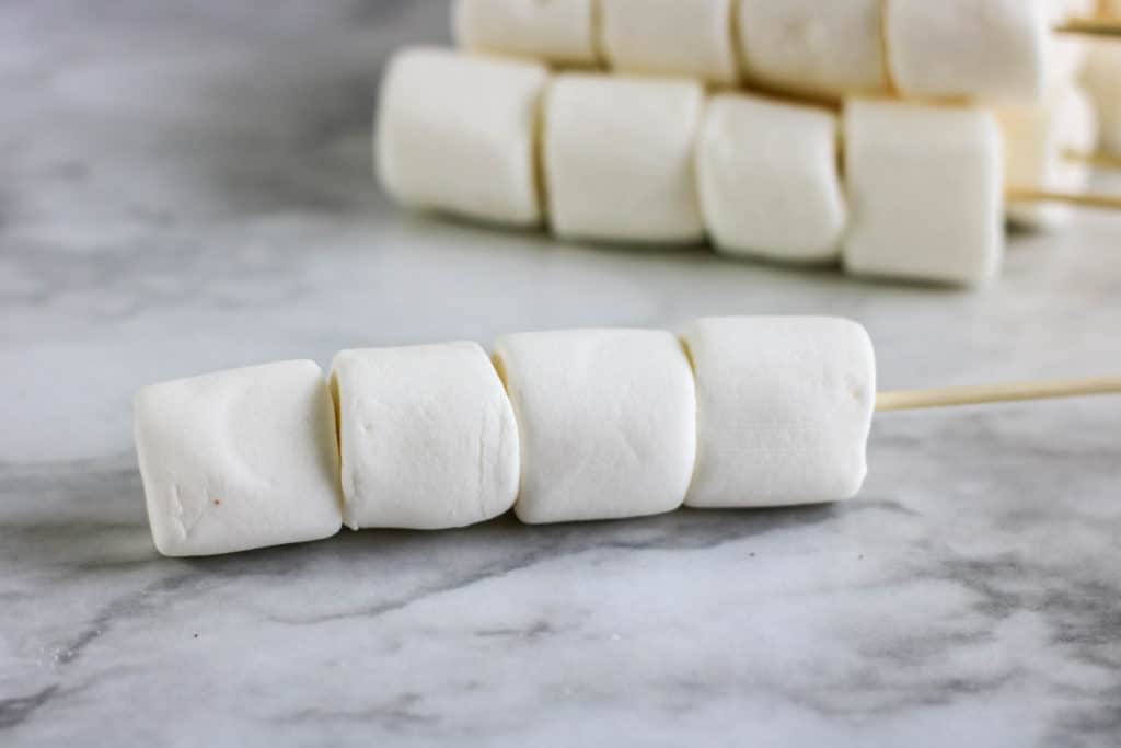 Este postre es delicioso y adorna la mesa de cualquier fiesta inspirada en Frozen 2. ¡Aprende cómo hacer brochetas de malvavisco o marshmallows!