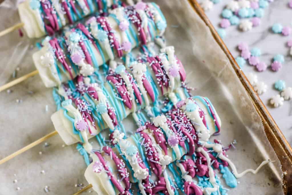 Este postre es delicioso y adorna la mesa de cualquier fiesta inspirada en Frozen 2. ¡Aprende cómo hacer brochetas de malvavisco o marshmallows!