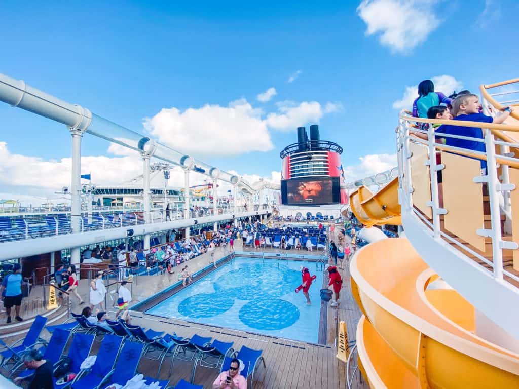 Una vacación en el crucero de Disney es ideal para toda la familia, desde bebés hasta los abuelos. Aquí tienes 20 consejos para ayudarte a planificar y disfrutar tu viaje en un barco de Disney.