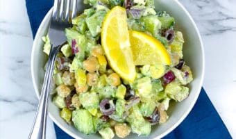 Receta de ensalada saludable de aguacate, garbanzos y queso feta