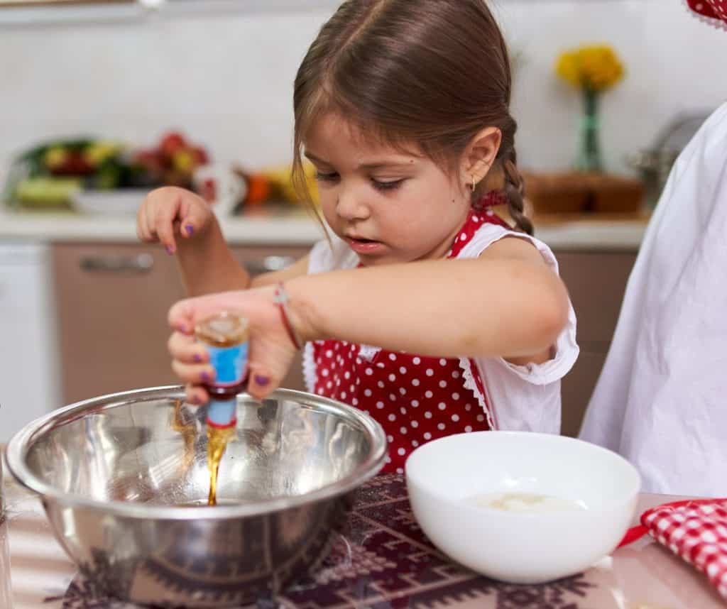 Cocinar con tus hijos puede ser una experiencia increíblemente enriquecedora. Tenemos 10 razones para motivarte a preparar las recetas junto a tus niños.