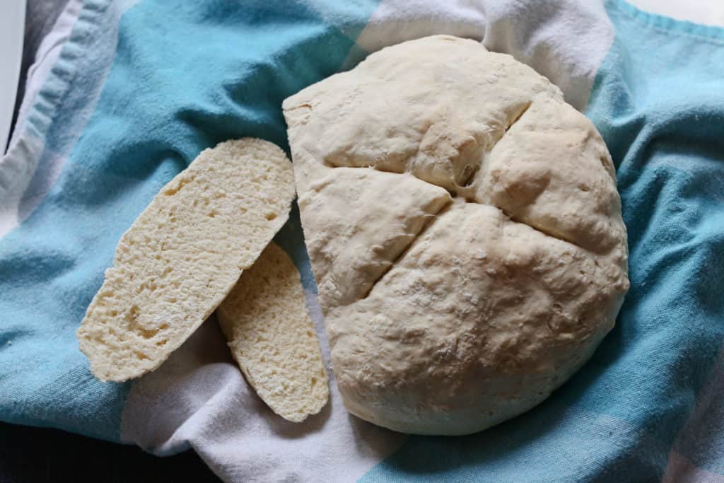 Esta receta de pan sin levadura, no solamente saca de apuros, sino que es delicioso y muy fácil de preparar. ¡Además, es muy económico!
