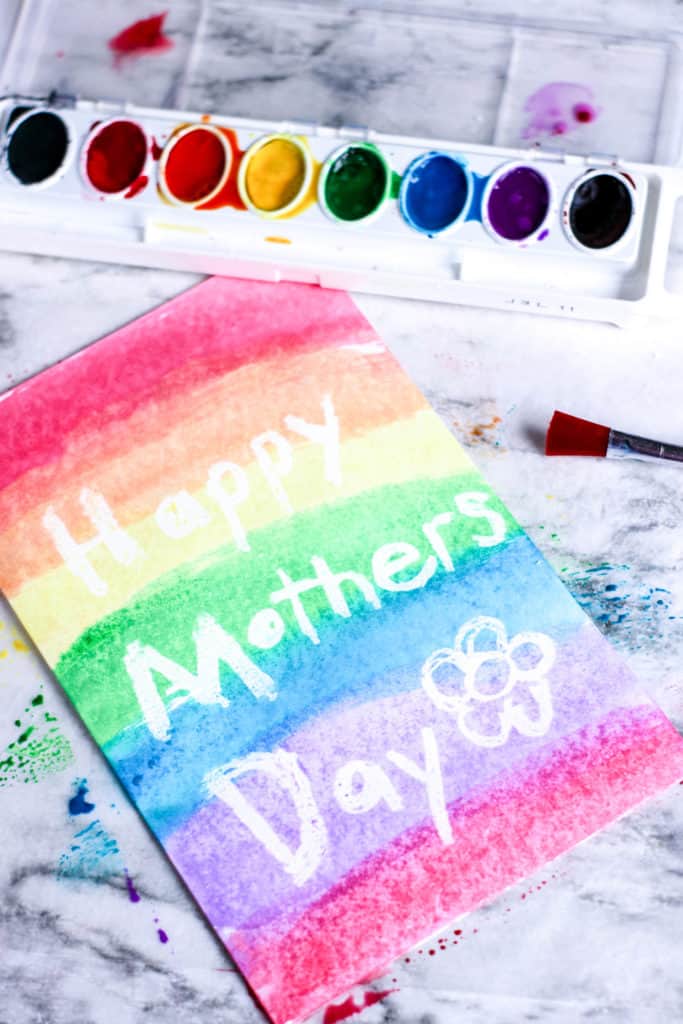 Te explicamos cómo hacer una tarjeta para el día de la madre pintada con acuarelas que resulta preciosa. ¡A los niños les encantará este proyecto!