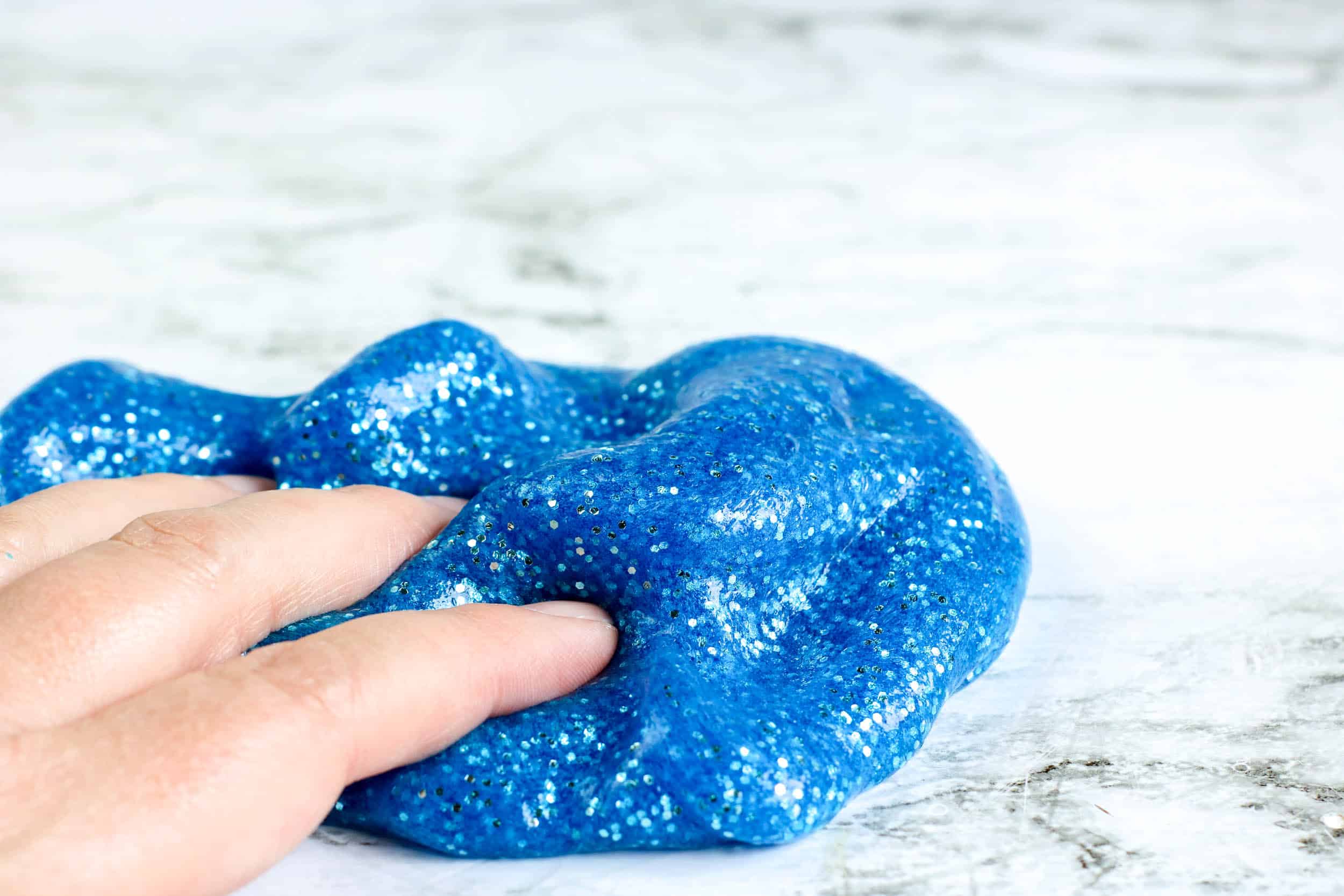 A los niños les encantará hacer este slime azul con escarcha que está inspirado en el mar. Es divertido de hacer y además brilla mucho.