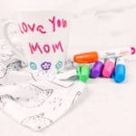¿Necesitas un regalo que los niños puedan hacer para mamá? Te decimos cómo hacer una taza personalizada para el día de las madres.