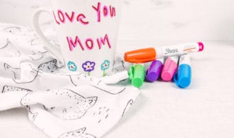 ¿Necesitas un regalo que los niños puedan hacer para mamá? Te decimos cómo hacer una taza personalizada para el día de las madres.