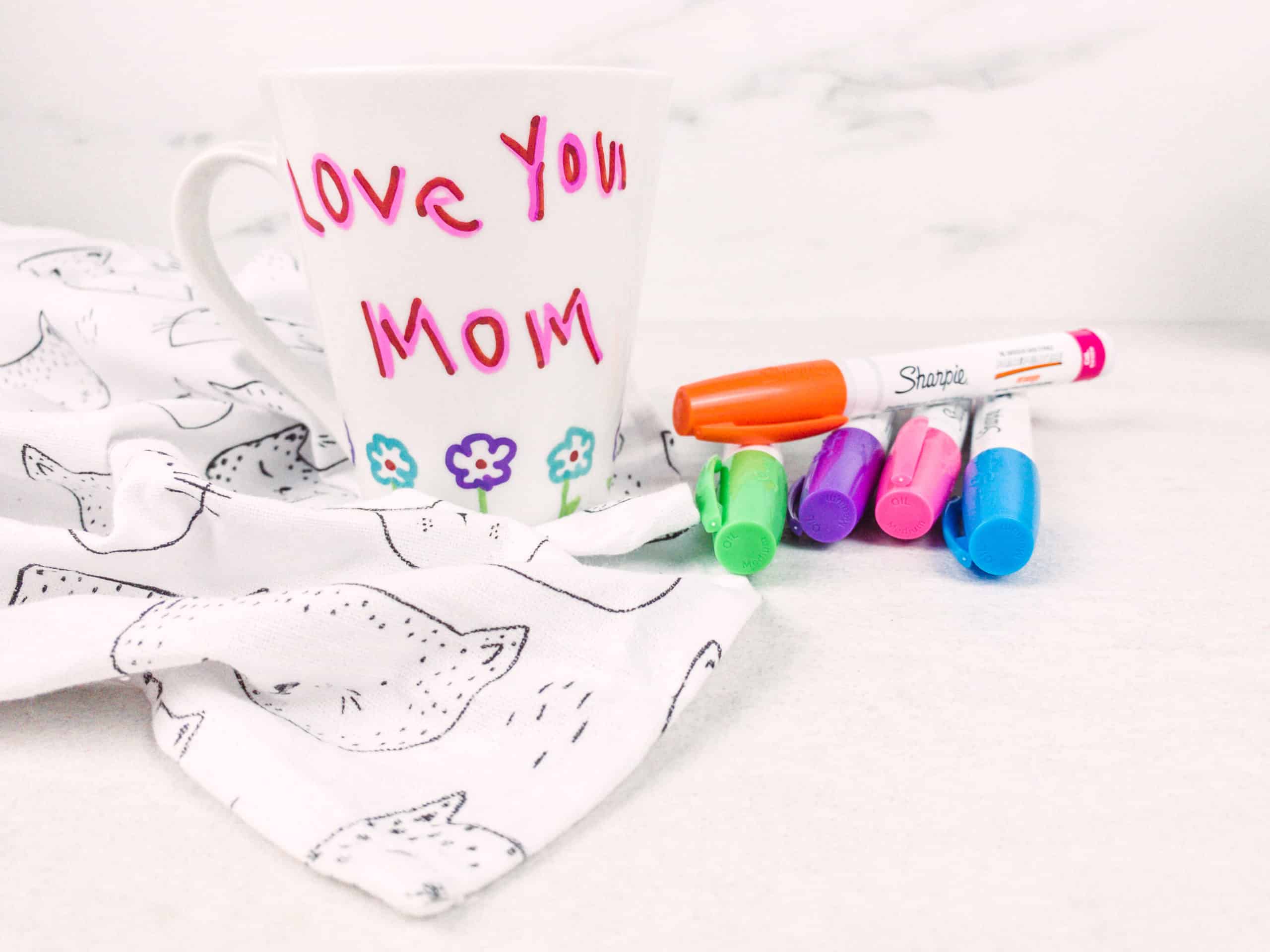 Cómo decorar una taza personalizada para el día de las madres