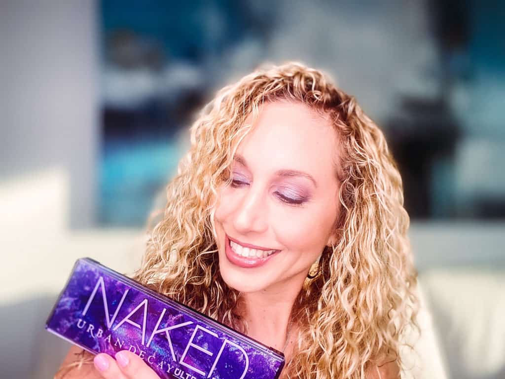 Aprende cómo hacer un bello maquillaje de ojos usando Urban Decay Naked Ultraviolet palette. ¡Es muy fácil!
