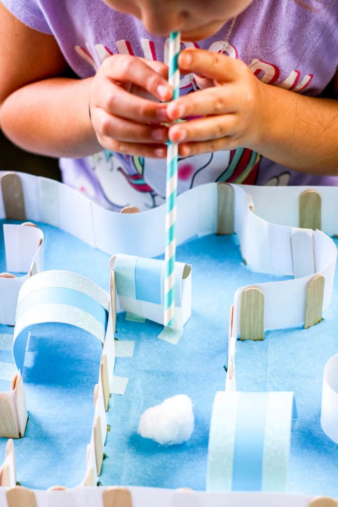 ¡Divierte a los niños en casa con actividades inspiradas en Frozen! Descubre cómo hacer un juego de mesa casero con carrera de obstáculos.