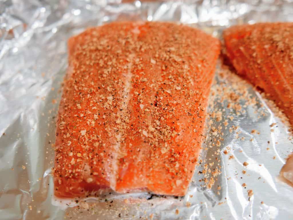 Esta riquísima receta de salmón a la mantequilla es muy fácil de preparar y le encantará a todos. Además es excelente fuente de proteína y omega 3.