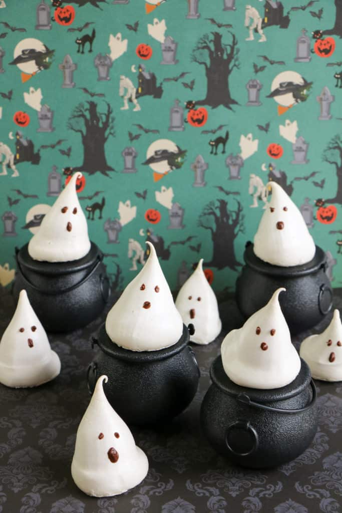 Si estás planeando celebrar Halloween o la Noche de Brujas, estos fantasmas hechos de merengue son deliciosos y no tienen gluten.
