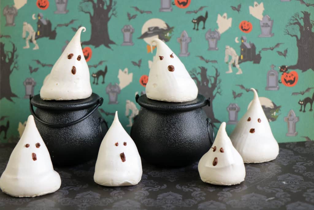 Si estás planeando celebrar Halloween o la Noche de Brujas, estos fantasmas hechos de merengue son deliciosos y no tienen gluten.
