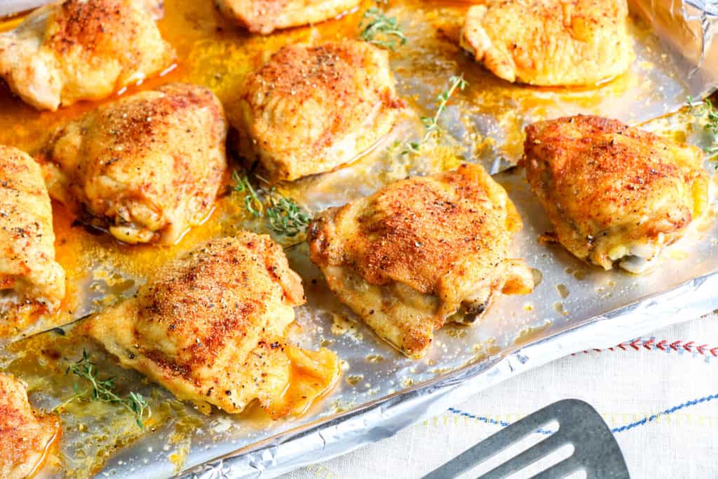 Si ya ni se te ocurre qué preparar para la cena, estos muslos de pollo al horno te sacarán de apuros.