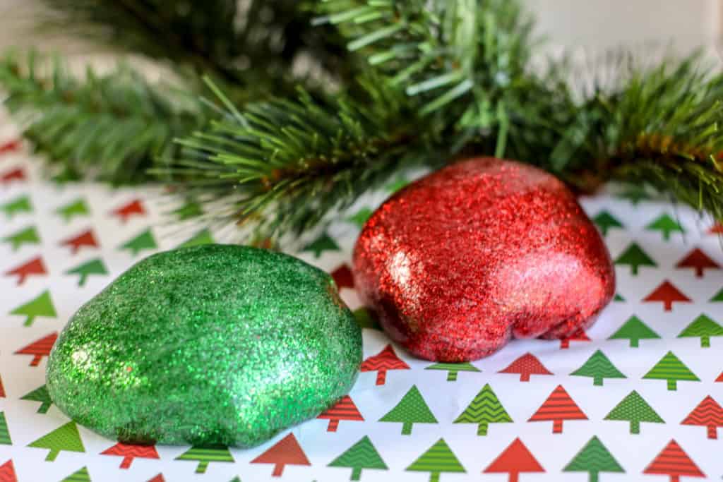Esta receta de slime de Navidad en tonos rojo y verde es muy divertida y fácil de hacer. A los niños les encanta porque los relaja mucho.