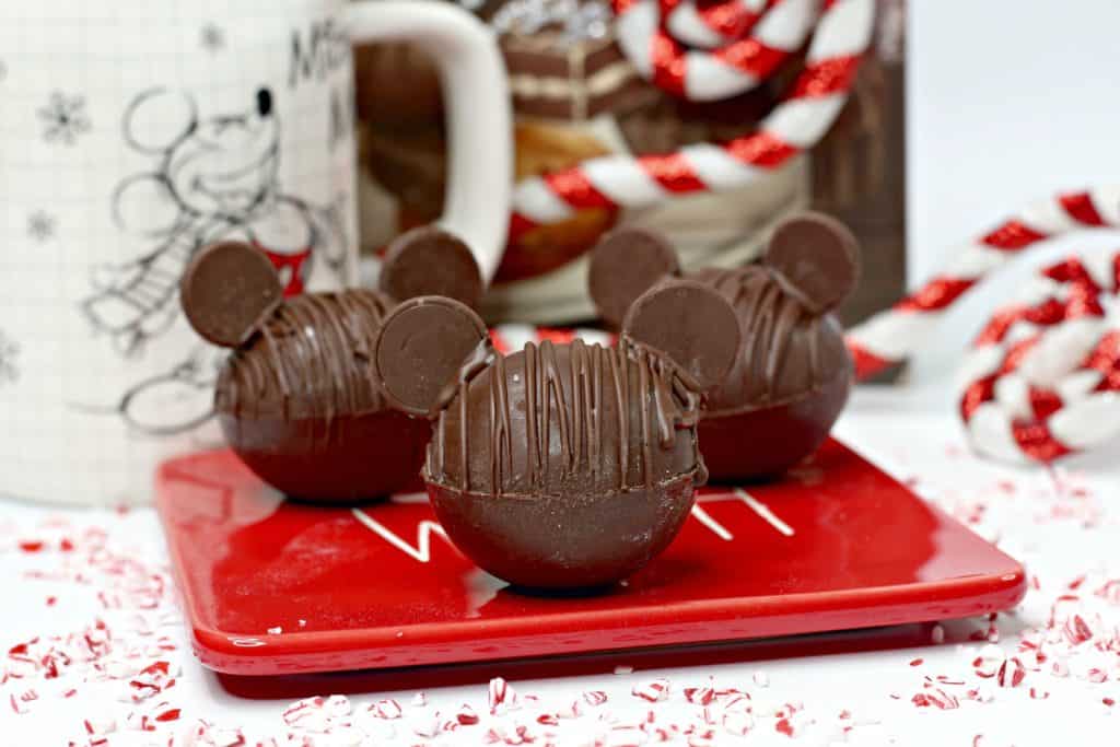 Esta es quizás la maner más bella de disfrutar de un riquísimo chocolate caliente. Aprende a hacer bombas de chocolate caliente en forma de Mickey Mouse.