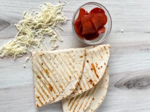 Hazte la vida más fácil siguiendo esta nueva tendencia que hace furor en TikTok. usa una tortilla de harina y prepara en pocos minutos un wrap de pizza delicioso.