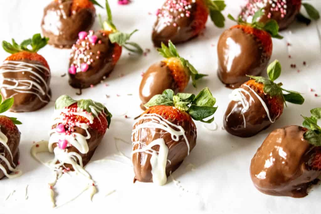 Las frutillas o fresas cubiertas con chocolate son realmente una delicia. ¡No creerás lo fácil que es prepararlas! Te damos instrucciones paso a paso.