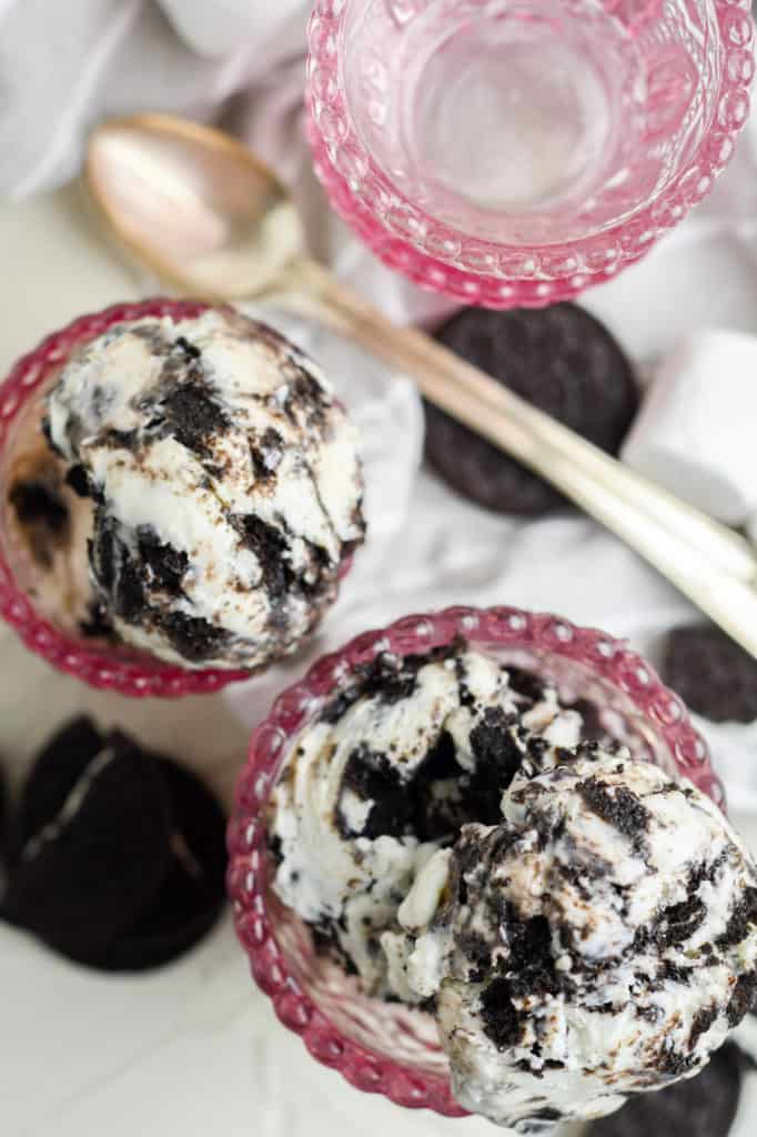 Con solamente cuatro ingredientes puedes preparar en casa un delicioso helado de galletas Oreo. Aquí tienes instrucciones paso a paso.